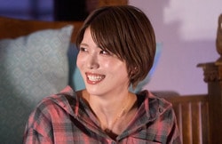 シャツ＆短パンを脱いで、大胆デザインの水着姿に…スタイル抜群美女の生着替えに「あれ嬉しいわ〜」ニューヨーク屋敷も大興奮