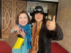 キャシー中島、“弟のような人物”との肩寄せ2ショットを披露「何せ母親同士が友達だったので」