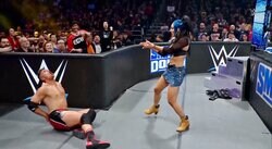 “狂気の”女子レスラーが190センチの大男をぶん投げる驚異の瞬間 圧巻パワーに「やめてくれ」男子レスラー堪らず“懇願