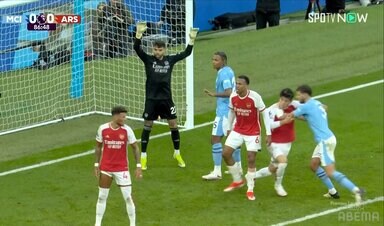 「柔道かよ！」冨安健洋が投げ飛ばされる→映像から消える！「エグいな」「首締めか」カメラが捉えていたシティDFとバチバチ引っ張り合いの一部始終