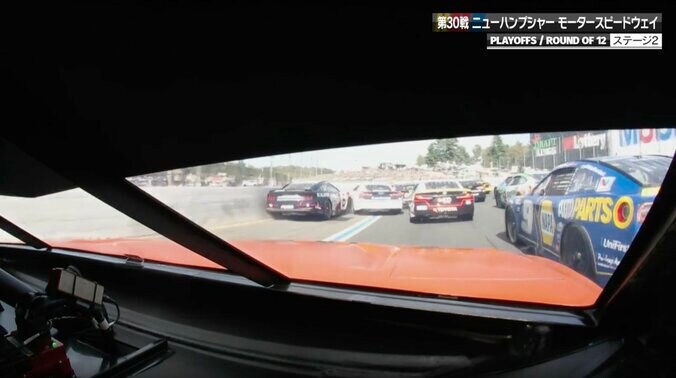 「そりゃ無理だよ！」5台横並び→信じられない“壁際ライン”から無謀アタック→多重事故 「嘘みたいな位置にいる」驚きと苦言 2枚目