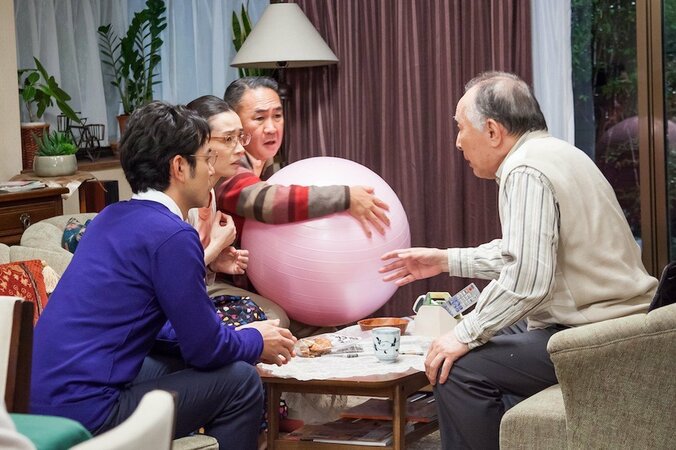 映画『妻よ薔薇のように　家族はつらいよIII』シリーズ恒例・豪華キャストの送る家族会議シーンが解禁 2枚目