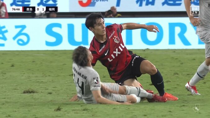 「ガッツリ削ってるやん」元チームメイトの容赦ない足裏スライで転倒→スタジアム騒然も「ギリギリ」「うまく避けてたな」大事に至らずファン安堵 5枚目