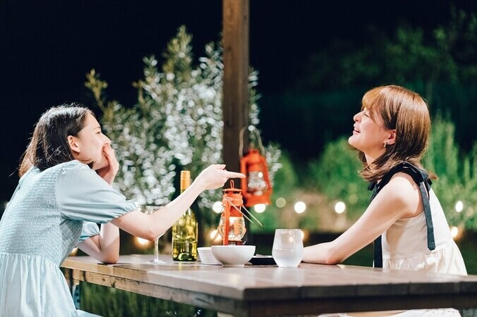 失恋した女優2人、サシ飲みで恋愛暴露トーク「嫉妬するよね」「何？その愛おしそうな目って」『ドラ恋～Kissing the tears away～』 4枚目