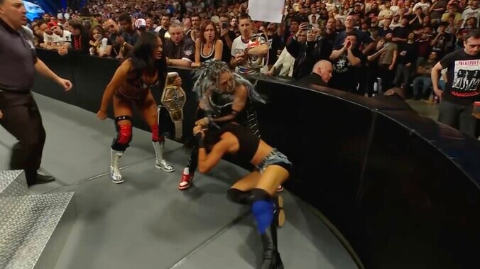 その後もジュリアはリング外でミチンを襲い続けた