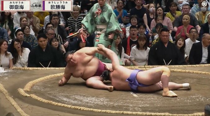 勝利した力士、取組後に異変「怖いねぇ」親方も心配顔「嫌な倒れ方」「一体、どうした」ファン困惑 5枚目