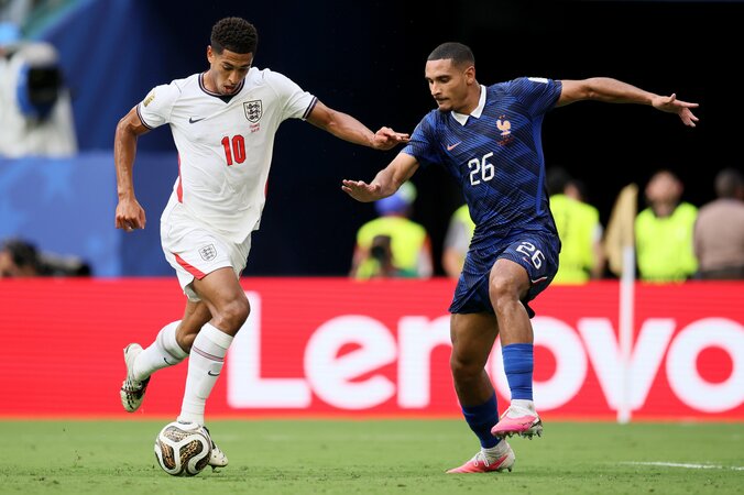 【W杯ベストゴール候補】ベリンガムの“60m独走→股抜きショット”は「まるでジダンだ」「水の上を歩いてるみたい」世界騒然の衝撃弾 3枚目