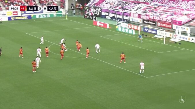 香川真司、「ドエロいパス」で決定機演出「完全にヤラレタ」シュートに見せかけて相手の裏をかく圧巻のラストパス！ 4枚目