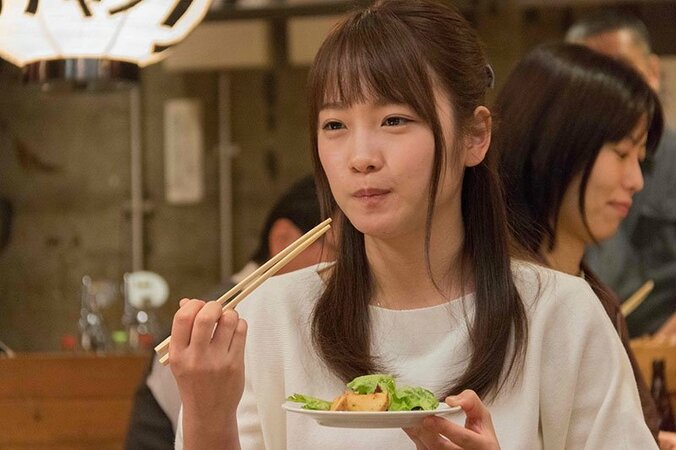 川栄李奈がもぐもぐ、優しい眼差しで坂口健太郎を見つめる　『人魚の眠る家』食事カット初公開 2枚目