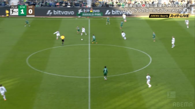 ファン興奮の12秒間！藤田譲瑠チマが絶品スルーパス→菅原由勢が好カバー「流石のパス」「よく守った」ブンデスリーガで日本人対決 4枚目