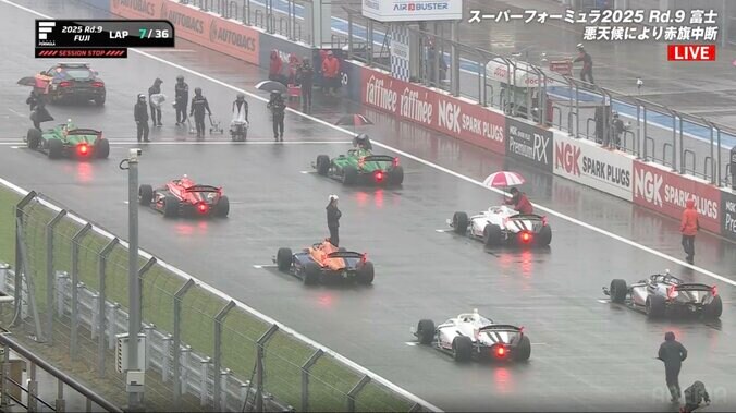 GRスープラが「今回はハロウィン仕様」 雨のレースを“異色の”セーフティカーが疾走、遊び心たっぷりのデザインに脚光 4枚目