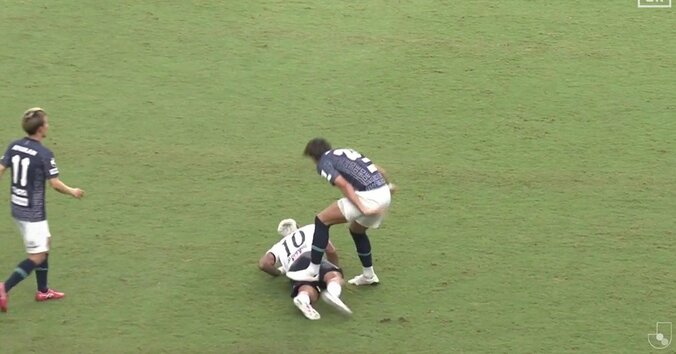 お咎めなし…？日本代表DFが空中戦で競り合い→相手の太ももを踏みつけて「やりやがったな」「これは避けられない」ファンの意見が真っ二つ 4枚目