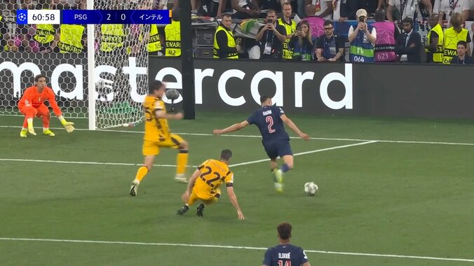 一体何した？“NEXTネイマール”のとんでもない凄技にスタジアム騒然「何歳だよマジ」曲芸級の超絶ターンヒールパスでシュートチャンス演出の瞬間 3枚目