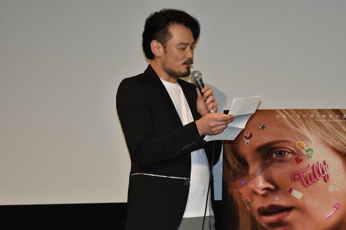 LiLiCo、夫・小田井涼平と夫婦２ショット初登壇！　サプライズの手紙に涙 4枚目