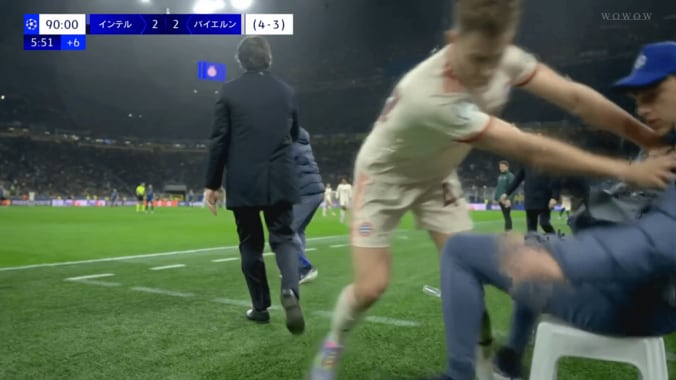 “ボールボーイ突き飛ばし”が物議！「暴行だ」「子供を押すなんて…」「少年が挑発した」「誰でも同じ反応をする」バイエルンDFに批判と同情 3枚目
