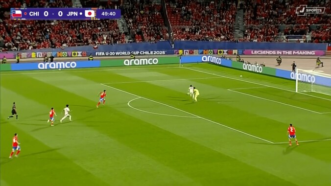 ボールを奪う高岡