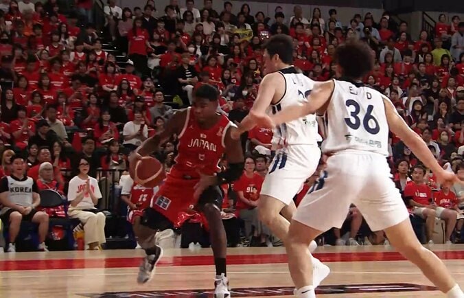 八村塁が韓国選手を吹っ飛ばす！“異次元フェイダウェイ”を原修太が大絶賛「少しのスペースがあれば決められる」 4枚目
