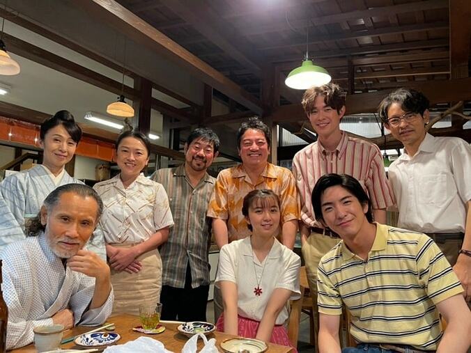  片岡鶴太郎『ちむどんどん』が最終週を迎え出演者らとの集合ショットを公開「もう懐かしく想います」  1枚目