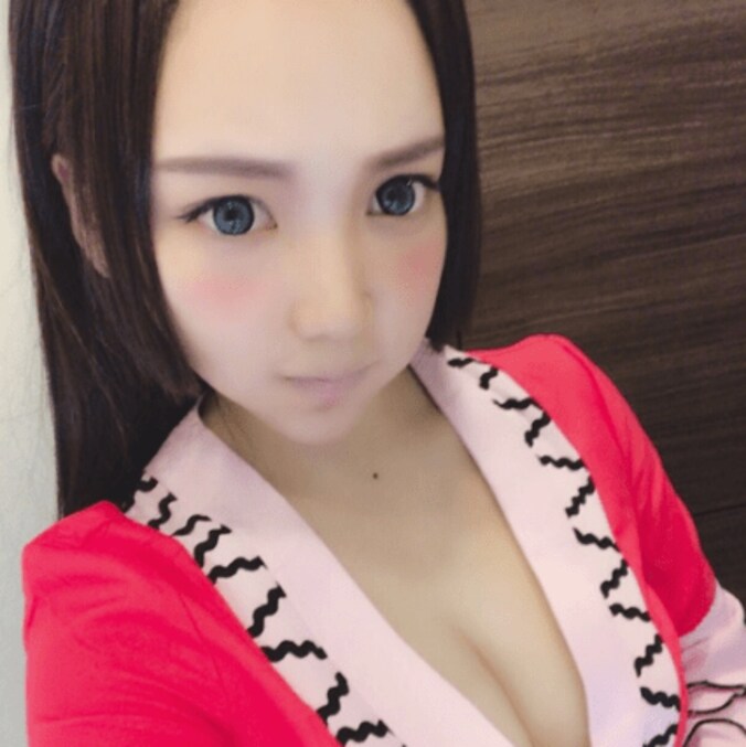 ざわちん、『ONE PIECE』ハンコックのなりきりメイクを披露　「胸の再現度がやばい」と話題に 2枚目