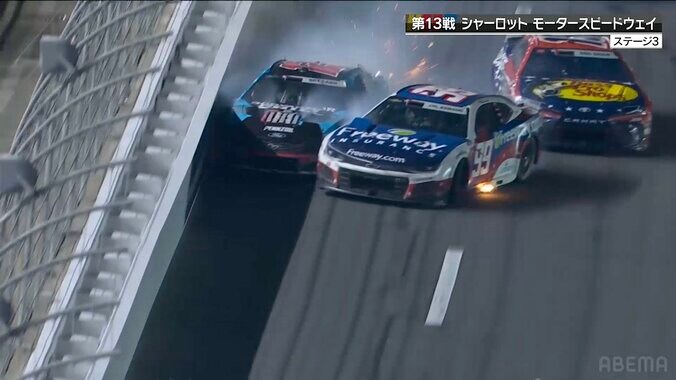 【写真・画像】レース再開直後の大波乱！マシン、“火を噴きながら”衝突の連鎖「3台とも滑っているので…」玉突き事故に放送席思わず言及　1枚目