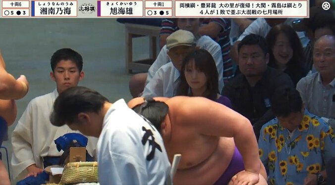「あの美人さん去年もいた」大相撲、“新・溜席の妖精”が再降臨で話題 「お召し物が個性的」「姿勢キレイ」 5枚目