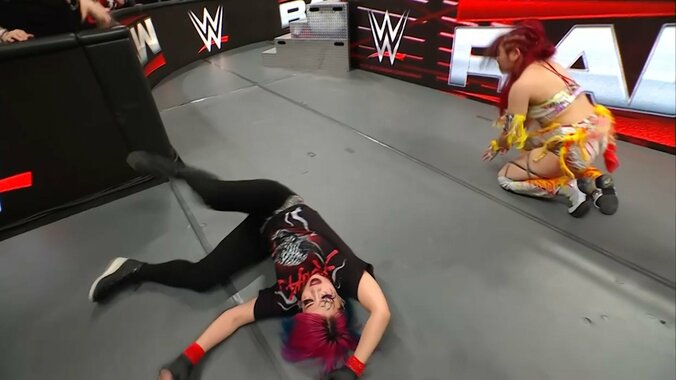 アスカの振る舞いに怒りを爆発させたイヨ（写真右）