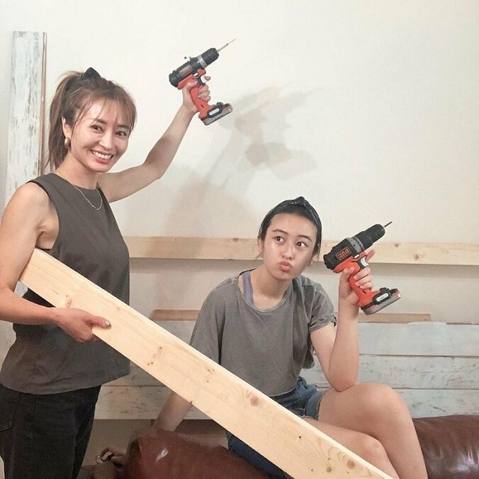 新山千春、14歳の娘とリビングの壁のDIYに挑戦「楽しかったなぁ」 1枚目