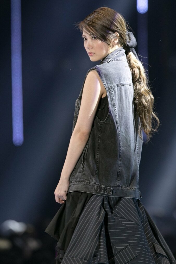 乃木坂46、白石麻衣は”クールまいやん”、松村沙友理は”にこるんポーズ”でTGCランウェイ堂々闊歩 2枚目