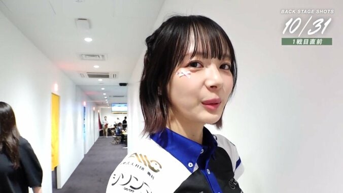 小さくても超おしゃれ！岡田紗佳の“顔リボン”（拡大）