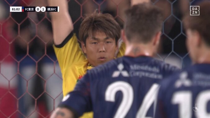 「ちょっと待ったPKやろ」「いやいや中でしょ！」際どい位置で接触転倒しVAR介入→FKがPKに変更「まじでよかった」ファンが一喜一憂した一部始終 2枚目