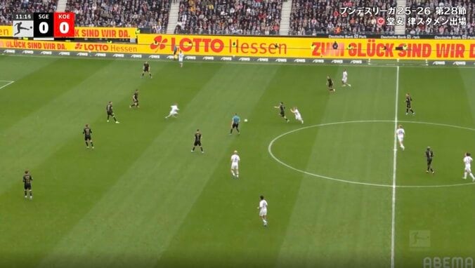 「エグいって！」堂安律、“ワンタッチパス&神ムーブ”「上手すぎるやろ」相手選手が混乱…攻撃を加速させる妙技「周り見えてる」 4枚目