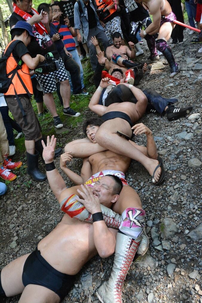 軽トラ激突、水中フォール…DDT名物「キャンプ場プロレス」カオスすぎる復活！ 1枚目