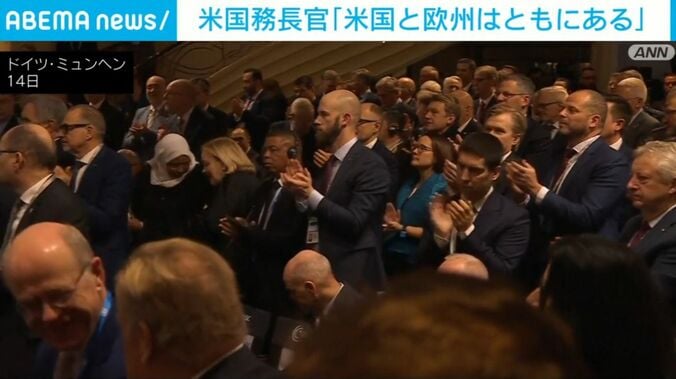 スタンディングオベーションする人々