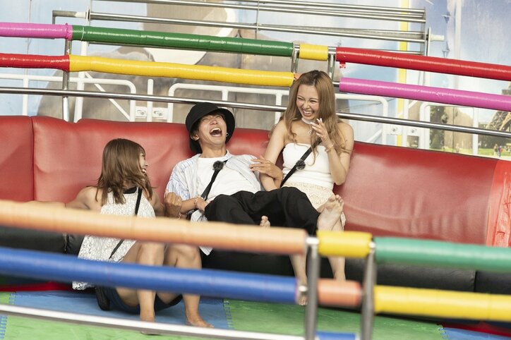 2人のセクシー美女と遊園地でイチャイチャ…ハタチの男子のはじけっぷりにニューヨーク屋敷「明日地球が滅ぶヤツの遊び方」『シャッフルアイランド Season2』 