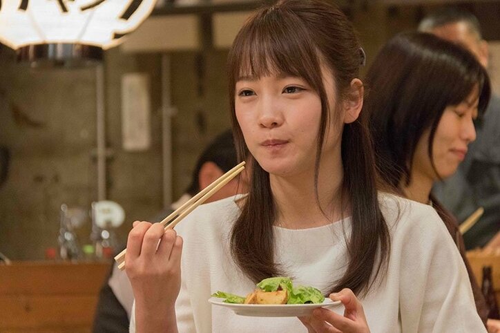 川栄李奈がもぐもぐ、優しい眼差しで坂口健太郎を見つめる 『人魚の眠る家』食事カット初公開