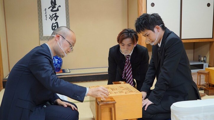 憧れの渡辺明名人と一局勝負！THE RAMPAGE岩谷翔吾＆浦川翔平が将棋会館に潜入