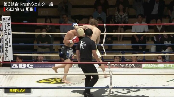 左フックでダウンを奪う石田