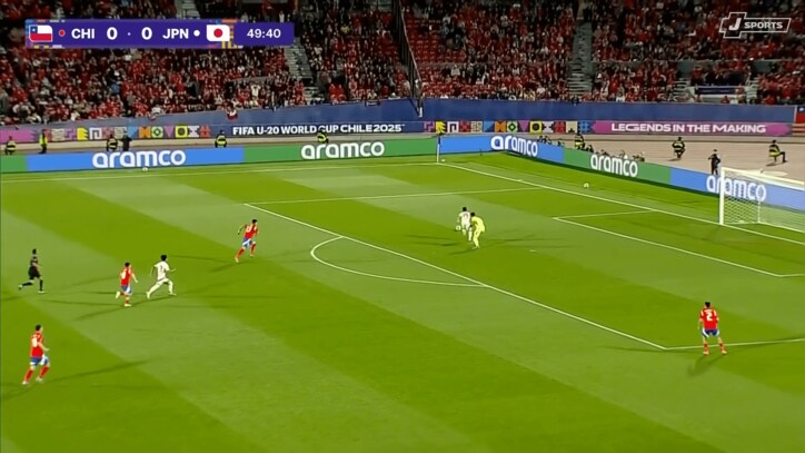 ボールを奪う高岡