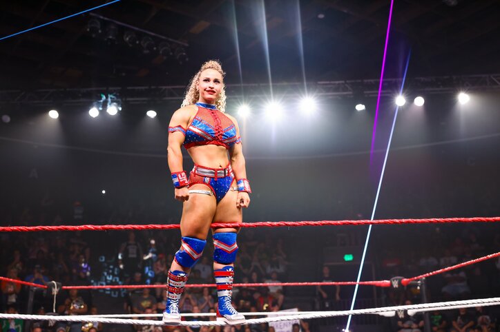 【画像】ムキムキ小柄女子、彫刻のような“筋肉自撮り”