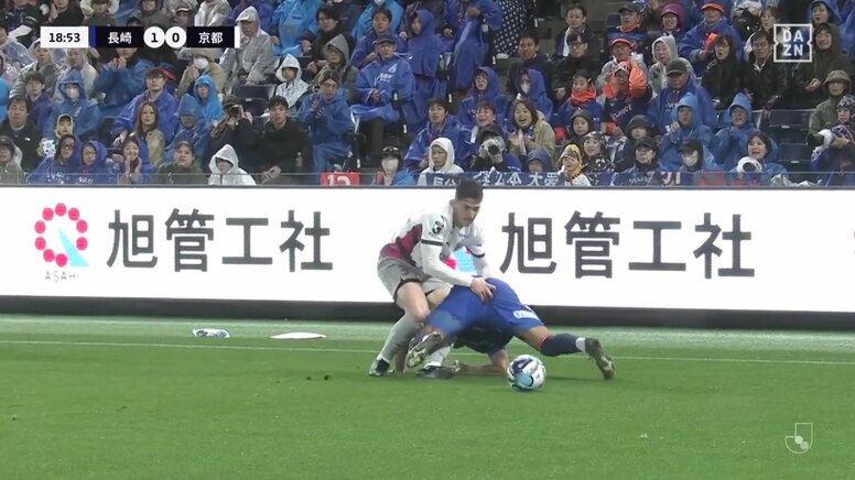 「やばくないか」元得点王の負傷交代にファン騒然「脱臼？」長崎FWが接触転倒→肩を押さえて悶絶「手をついた時の形が…」