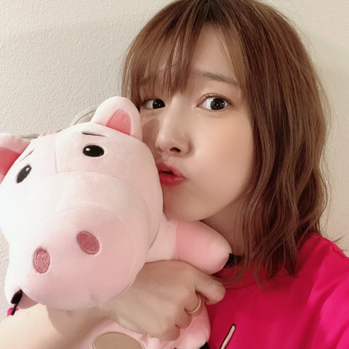 声優・内田真礼、自称“チームまゆげさがり”のツーショットに「可愛いが