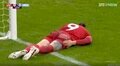 もはや交通事故レベル！「死ぬだろ…」「大丈夫か？」爆速スピードで体ごと突っ込む→ゴールポストに激突した瞬間　“ポストに嫌われた男”リバプールFWが立ち上がれず…