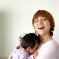 hitomi、愛息とお揃いの“ピンクコーデ”を披露  「いい色味」「メンズくんも似合う」と反響