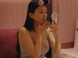 極上ボディを持つモテNo.1美女、キャミソール1枚のセクシーな部屋着姿を披露