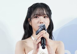 『イカゲーム』出演の元アイドル、スタイル際立つ白ドレスで『ASEA』授賞式に登場「俳優としても成功してるのほんとスゴすぎ」と反響