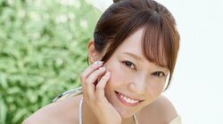 “おっとり癒し系レースクイーン”城戸ひなの、プールで見せる“爽やか＆ガーリー” 「ヤンマガGリーグ！レースクイーン編」増刊号