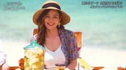 スタイル抜群の完璧美女エリー、上品＆セクシーなビーチファッションに男たちがメロメロ「たまんない」