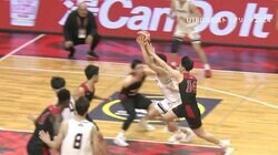 アリーナ騒然の3人を引き裂くドライブショット&ワン！残り47秒で勝利を手繰り寄せた“魂のオフェンス”「めちゃくちゃいい試合」