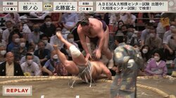 迫り来る巨漢力士に着物女性が“ヒヤリ” 思わず飛び跳ねる女性ファンの姿も 白熱の取組が生んだドキドキの一コマ