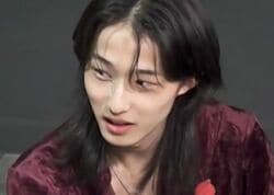 奨学金で米有名大学に通う日本人ギタリスト、寝そべりながら弾くギターソロに「セクシーすぎる！」絶賛の声、流ちょうな英語でチーム内の通訳も